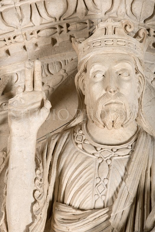 Art Roman. Arles Portail Saint Trophime. Le Tympan - Detail Christ